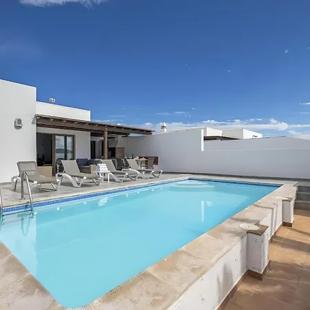 Bay View Apartment *